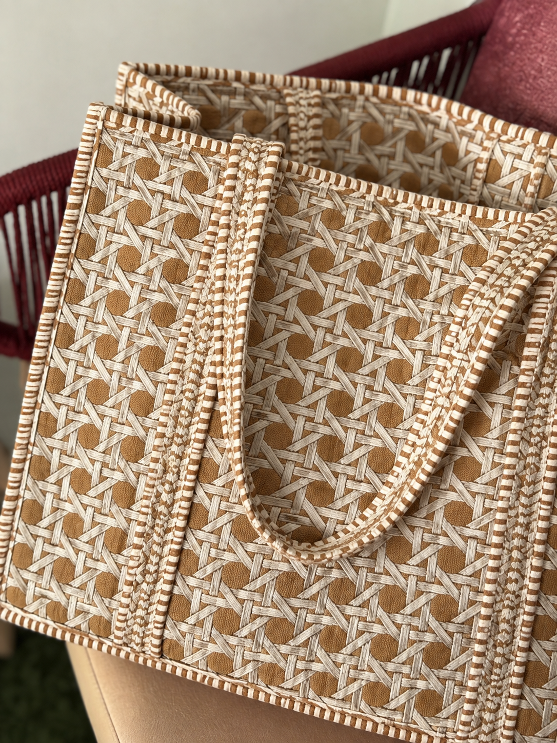 Close-up of the Mitti sand cane print on quilted cotton, with striped binding on the handle